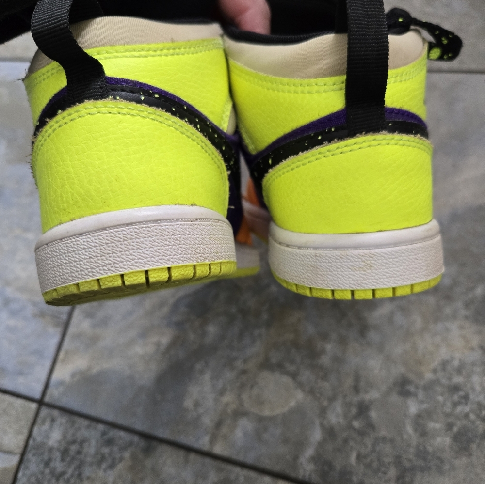 Air Jordan 1 Mid SE Boys' Shoes - Picture 8 of 10